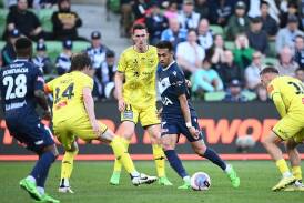 Finely poised: Melbourne Victory and Wellington Phoenix battled out a goalless draw at AAMI Park. (Joel Carrett/AAP PHOTOS)