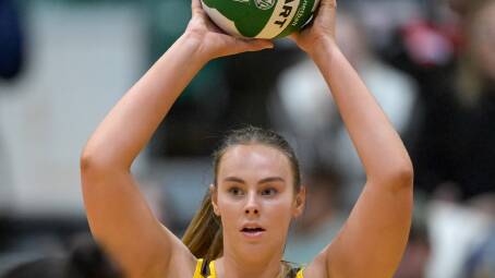 Courtney Treloar looks for a teammate for an overhead pass. Picture by Phillip BIggs
